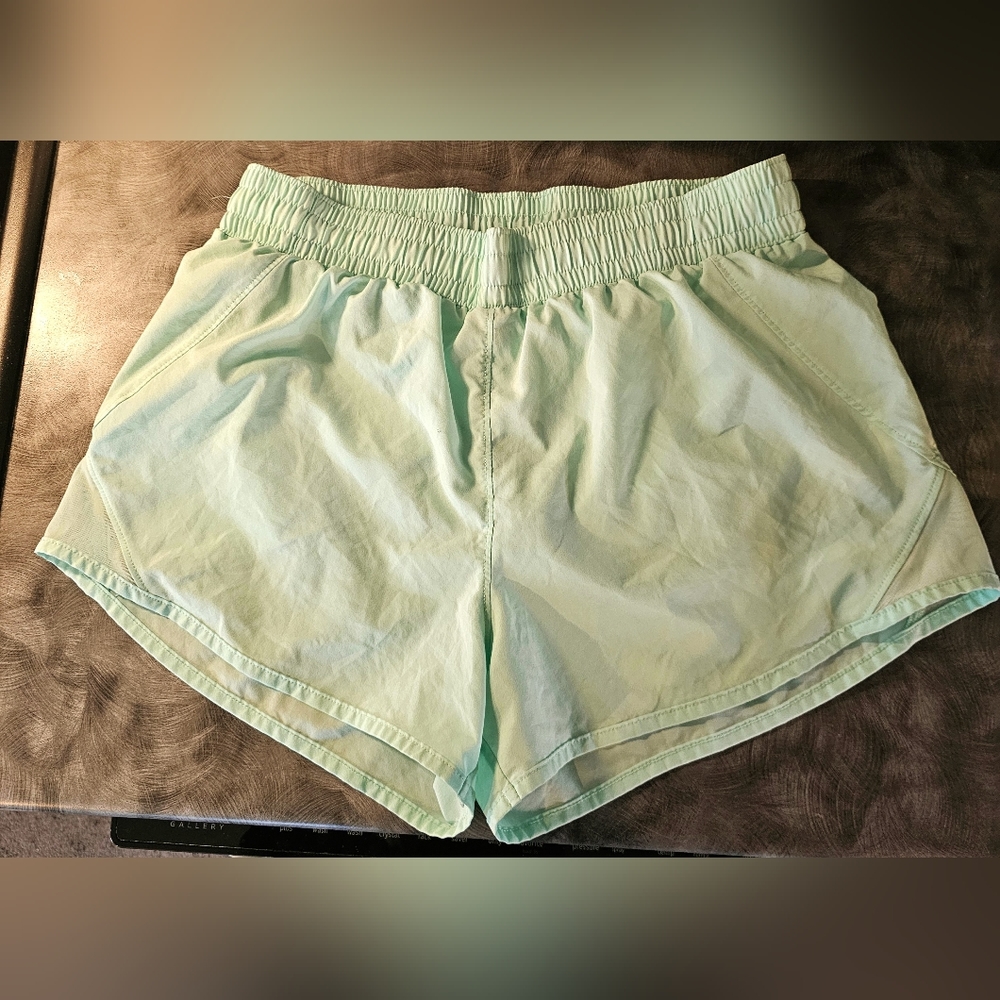 Athletic shorts size M